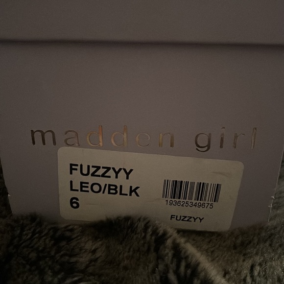 NEW Madden Girl Fuzzy Slippers 6 - Picture 3 of 3